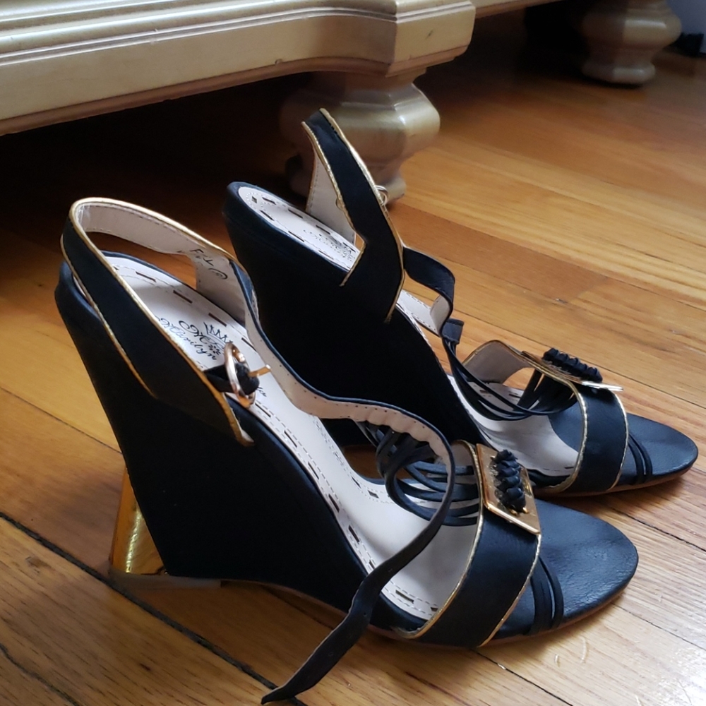 Black platforms shoes